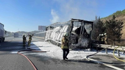 Eyüpsultan’da kumaş yüklü tırın dorsesi alevlere teslim oldu
