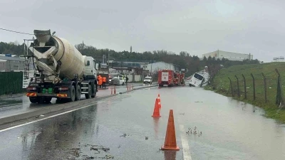 Ey&uuml;psultan&rsquo;da servis aracı su dolu kanalda yan yattı
