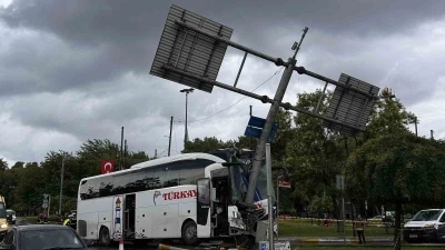 Ey&uuml;psultan&rsquo;da yolcu otob&uuml;s&uuml; &ouml;nce otomobile sonra levhaya &ccedil;arptı: 30 yaralı
