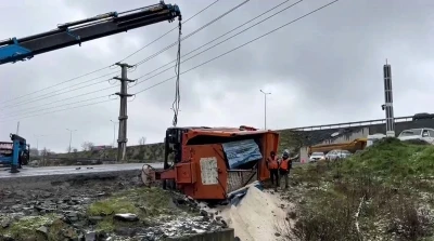 Eyy&uuml;psultan&rsquo;da kar k&uuml;reme aracı buzlu yolda devrildi: 1 yaralı
