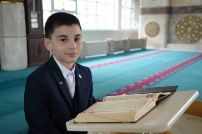 Ezanıyla y&uuml;rekleri mest eden &ouml;ğrenci bu kez Kur&rsquo;an-ı Kerim tilavetinde zirvede
