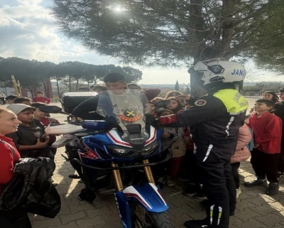 Ezine&rsquo;de jandarmadan &ouml;ğrenci ve &ouml;ğretmenlere trafik bilgilendirmesi
