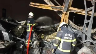 Fabrika yangını için Sivas’tan Kırıkkale’ye giden itfaiye ekipleri, söndürme çalışmalarına destek verdi
