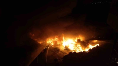 Fabrika yangınında 2 itfaiye personeli ve 1 fabrika çalışanı yaralandı
