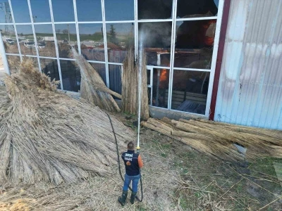 Fabrika yangınında duman ve alevler metrelerce y&uuml;kseğe &ccedil;ıktı
