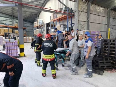 Fabrikada palet makinesine sıkışan işçi ağır yaralandı
