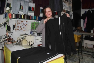 Fabrikaların atık kumaşlarını satın alıp, 20 dakikada kıyafet &uuml;retiyor
