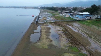 Fabrikaların tonlarca su &ccedil;ektiği İznik G&ouml;l&uuml; 200 metre &ccedil;ekildi
