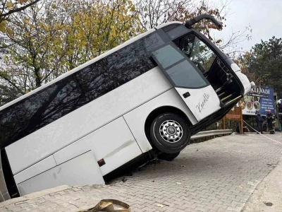 Facianın eşiğinden dönüldü: Tur otobüsü şarampole düştü
