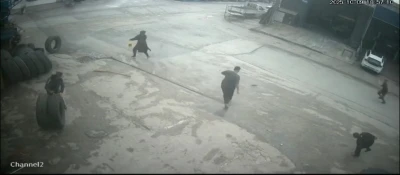 Fareyi süpürgeyle kovaladı, arkadaşı şut atar gibi tekme attı
