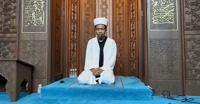 Farklı &uuml;lkelerden gelen &ouml;ğrenciler teravih namazı kıldırıyor
