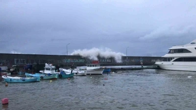 Faroz Limanı’nı dev dalgalardan korumak için 21 tonluk beton blokların dökümü sürüyor

