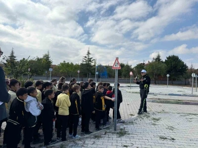 Fatih Ortaokulu’nda 75 öğrenciye trafik güvenliği eğitimi
