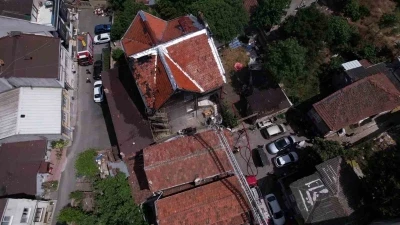 Fatih&rsquo;te 2 katlı tarihi ahşap binada yangın
