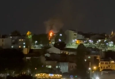 Fatih’te 3 katlı binanın çatı katı alev alev yandı
