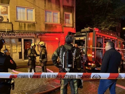 Fatih’te 3 katlı binanın çatısında korkutan yangın
