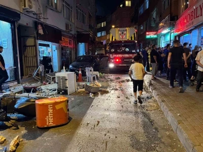 Fatih&rsquo;te 4 katlı binanın &ccedil;atısından d&uuml;şen par&ccedil;alardan 2 kişi son anda kurtuldu... O anlar kamerada
