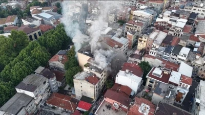 Fatih&rsquo;te 5 katlı iş hanında yangın: 1 kişi kurtarıldı
