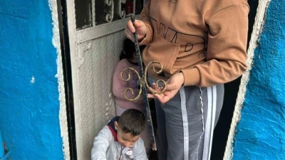 Fatih&rsquo;te bina &ccedil;&ouml;kmesinde patlamanın etkisiyle demir par&ccedil;aları evlere isabet etti
