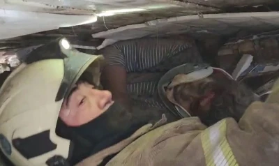 Fatih&rsquo;te &ccedil;&ouml;ken binanın altında kalanların &ccedil;ıkarılma anı kamerada
