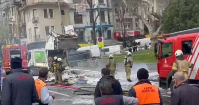 Fatih&rsquo;te &ccedil;&ouml;p kamyonunda yangın: Cadde trafiğe kapatıldı
