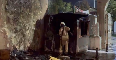 Fatih&rsquo;te g&uuml;venlik kul&uuml;besi alev alev yandı
