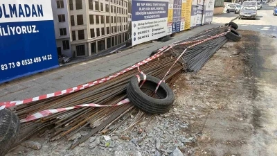 Fatih&rsquo;te İETT otob&uuml;s&uuml;n&uuml;n altından giren inşaat demiri, yolcuyu yaraladı
