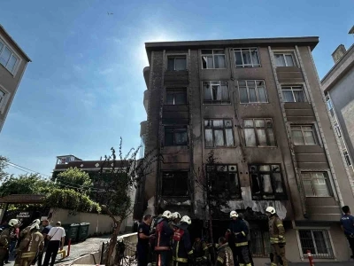 Fatih’te ilaç deposu alevlere teslim oldu
