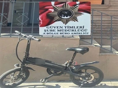 Fatih&rsquo;te kadının cep telefonunu &ccedil;alan hırsız yakalandı
