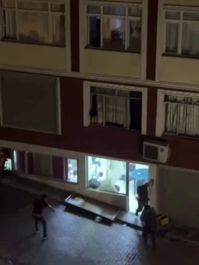 Fatih’te kahvehanede çıkan tartışma dışarıya taştı: Taşla camı çerçeveyi indirdi
