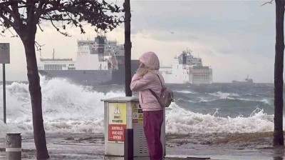 Fatih&rsquo;te lodos nedeniyle adeta denizle kara birleşti
