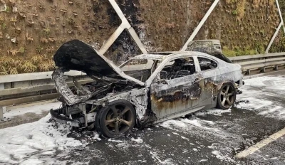 Fatih&rsquo;te otomobil yol ortasında alevlere teslim oldu
