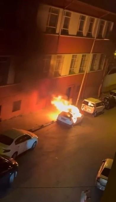 Fatih&rsquo;te park halindeki otomobili ateşe verdi: Ş&uuml;phelinin 42 su&ccedil; kaydı &ccedil;ıktı
