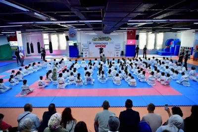 Fatih’te taekwondo gösterisi: 150 lisanslı sporcu yeteneklerini sergiledi
