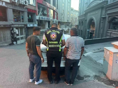 Fatih&rsquo;te taksi şof&ouml;r&uuml;n&uuml;n aracını tekmeleyen s&uuml;r&uuml;c&uuml; tutuklandı
