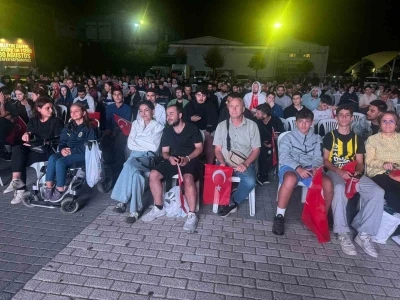 Fatih’te vatandaşlar Türkiye-Almanya final maçını dev ekrandan izledi

