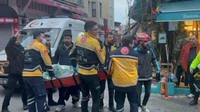 Fatihte 3 katlı binada yangın &ccedil;ıktı: 1 &ouml;l&uuml; 7 yaralı
