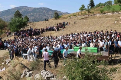 Feci kazada hayatını kaybeden 1’i bebek 5 kişi son yolculuğuna uğurlandı
