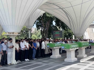 Feci kazada hayatını kaybeden aile yan yana toprağa verildi
