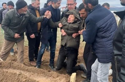 Feci şekilde can veren 5 yaşındaki &ccedil;ocuk defnedildi, acılı baba sinir krizi ge&ccedil;irdi
