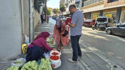 Fedakar kadınlar: Sokakta bamya satarak aile bütçesine destek oluyorlar

