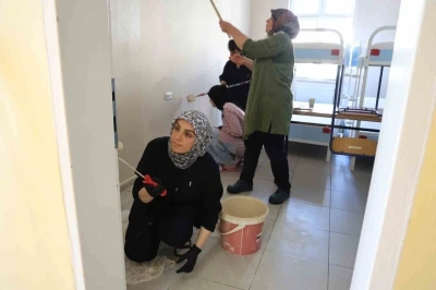 Fedakar &ouml;ğretmenler tatilde okulu yeni d&ouml;neme hazırlıyor
