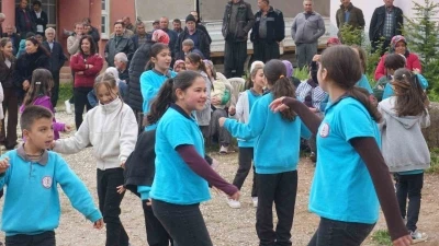 Feke&rsquo;de geleneksel Hıdırellez şenliği d&uuml;zenlendi
