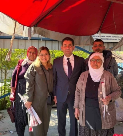 Feke&rsquo;de kadın pazarcılara Anneler G&uuml;n&uuml; hediyesi başkandan
