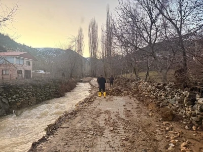 Feke&rsquo;de sel ve heyelan sonrası kapanan yollar ulaşıma a&ccedil;ılıyor
