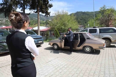 Fekeli gaziden Kaymakam Yılmaz&rsquo;a, Ferdi Tayfur&rsquo;un "Hatıran Yeter" şarkısıyla teşekk&uuml;r
