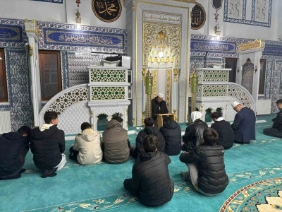 Fen lisesi öğrencileri Hisar Camii’nde sabah namazında buluştu
