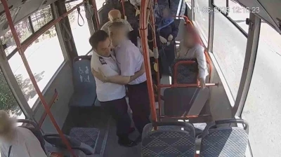 Fenalaşan yolcu i&ccedil;in şof&ouml;r ve yolcular seferber oldu
