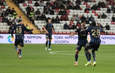 Fenerbah&ccedil;e, 3. kez 2-0 geriye d&uuml;şt&uuml;ğ&uuml; ma&ccedil;ta puan aldı
