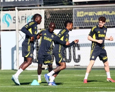 Fenerbah&ccedil;e, Beşiktaş ma&ccedil;ı hazırlıklarını s&uuml;rd&uuml;rd&uuml;

